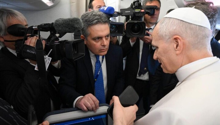 Папа Лев XIV на зустрічі з журналістами на шляху до Алжиру. Фото: @Vatican Media