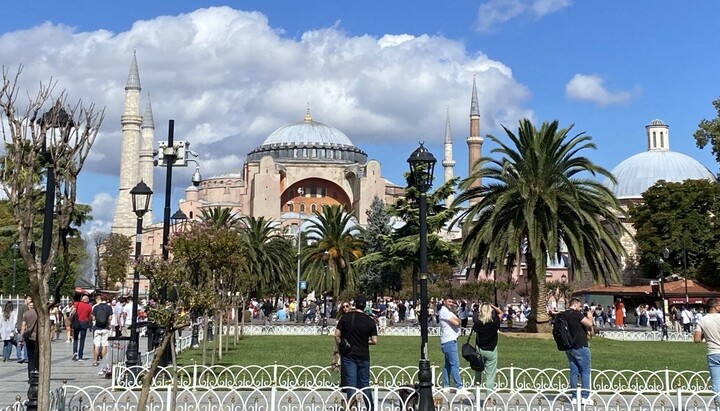 Η τουρκική αστυνομία συνέλαβε Έλληνες για βυζαντινή σημαία στην Αγία Σοφία