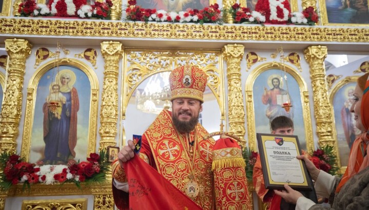 A commendation from the Armed Forces of Ukraine being presented to Metropolitan Victor. Photo: Press Service of the Khmelnytskyi Eparchy