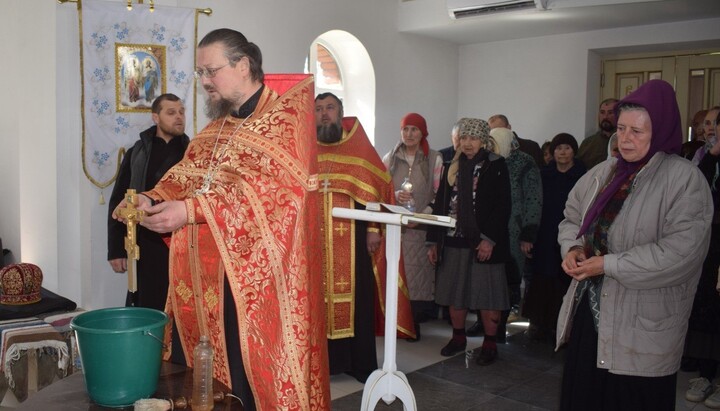 Богослужіння в уніатському храмі Токмака. Фото: tokmak today