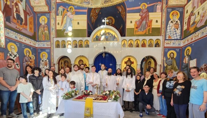 Новохрещені аргентинці та духовенство після Хрещення у сербському соборі Буенос-Айреса. Фото:Orthodoxia News Agency