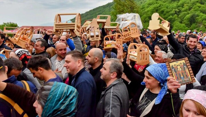 Tsachkhuroba. The faithful bring cradles to the church. Photo: Chkondidi Eparchy