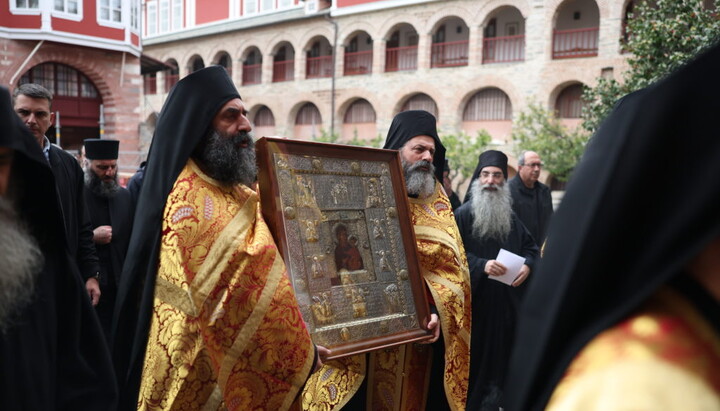 A procession with the wonderworking icon of the Mother of God Elaiovrytissa at Vatopedi Monastery. Photo: Orthodoxia News Agency