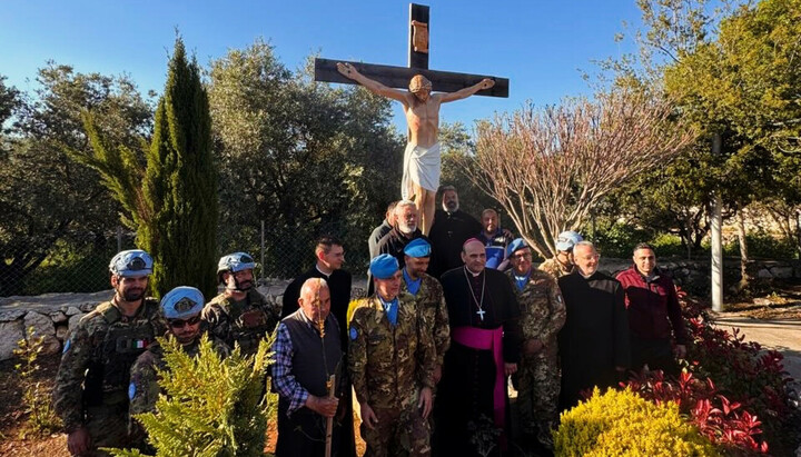 Στρατιώτες του ιταλικού τμήματος της UNIFIL και μέλη της χριστιανικής κοινότητας του Ντεμπέλ στον νότιο Λίβανο στέκονται μπροστά στο πρόσφατα εγκατεστημένο άγαλμα του Χριστού. Φωτογραφία: Debel Alerts στο Facebook