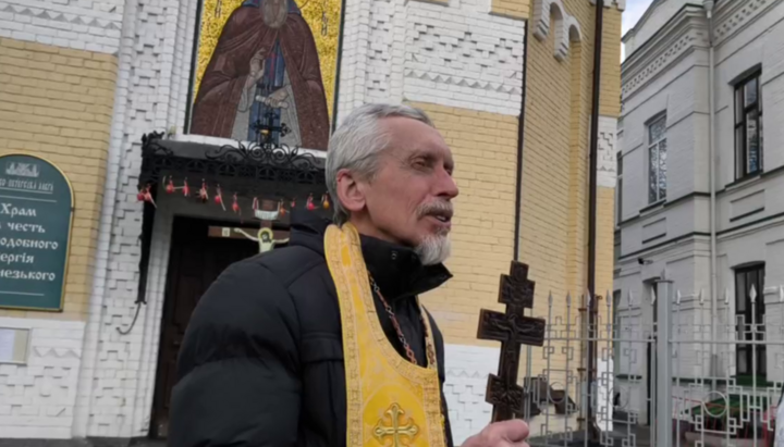 Priest of the UOC Father George at a prayer vigil near the Lavra. Photo: screenshot t.me/save_Lavra