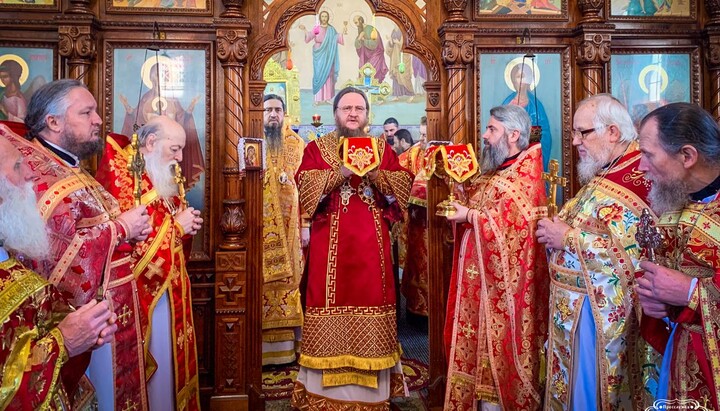 Митрополит Феодосий и священники епархии служат Литургию. Фото: Черкасская епархия