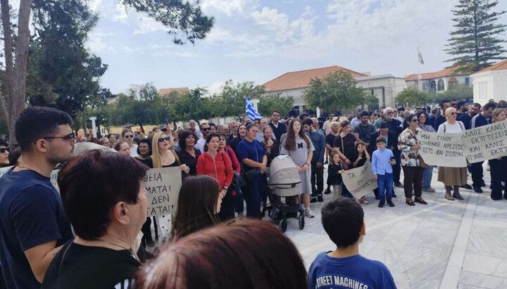 Участники акции в поддержку митрополита Тихика на площади у мэрии Пафоса. Фото: СПЖ