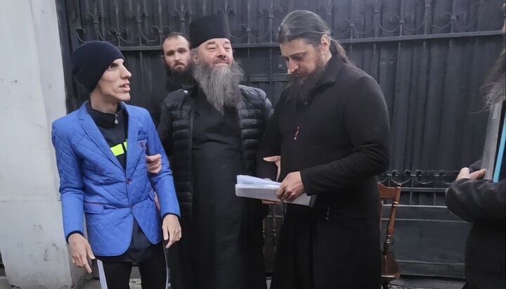Μητροπολίτης Λογγίνος και ο απελευθερωθείς αρχιμανδρίτης Σέργιος. Φωτογραφία: Μονή Μπάντσεν