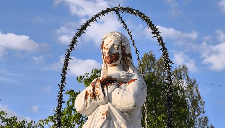 Desecrated statue of the Mother of God in Zhovkva. Photo: Zhovkva Municipal Housing and Utilities Enterprise on Facebook