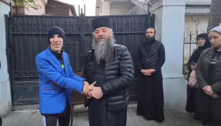 Митрополит Лонгин під воротами ТЦК у Чернівцях. Фото: Банченський монастир