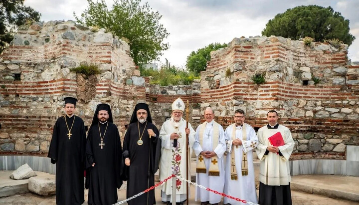 Ο μητροπολίτης Οικουμενικού πατριαρχείου Βαρθολομαίος με ιεράρχες της καθολικής και αγγλικανικής εκκλησίας. Φωτογραφία: vema