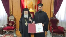 Предстоятель Румунської Церкви нагородив Патріарха Феофіла орденом