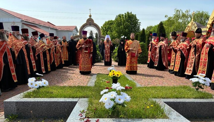 Панахида біля пам'ятника героям війни. Фото: «Черкаський благовісник»