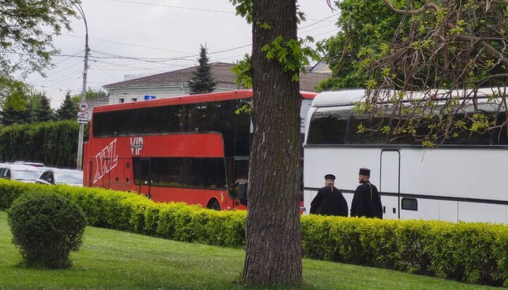Клірики ПЦУ йдуть до автобусів, припаркованих біля Лаври 12 травня 2026р. Фото: Telegram-канал «Фортеця Лавра»