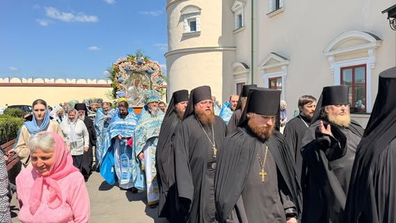 Хресний хід з чудотворною іконою навколо обителі. Фото: Центр інформації УПЦ