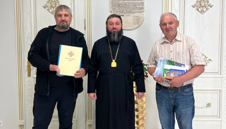 «Єпископ» ПЦУ Феогност з «представниками» громади в Сербичанах. Фото: прес-служба Чернівецько-Буковинської єпархії ПЦУ