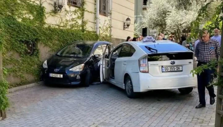 Στην Τιφλίδα αυτοκίνητο έσπασε τις πύλες της Γεωργιανής Πατριαρχίας