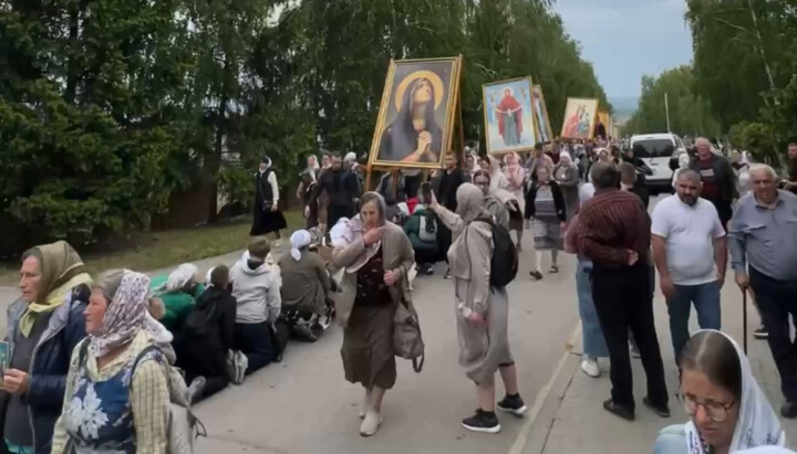 A religious procession to the Bancheny Monastery. Photo: UOJ