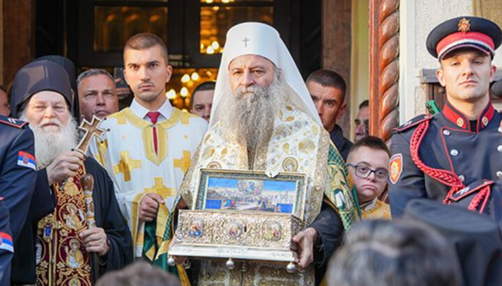 Патріарх Порфірій несе ковчег з Поясом Богородиці. Фото: прес-служба Сербської Церкви