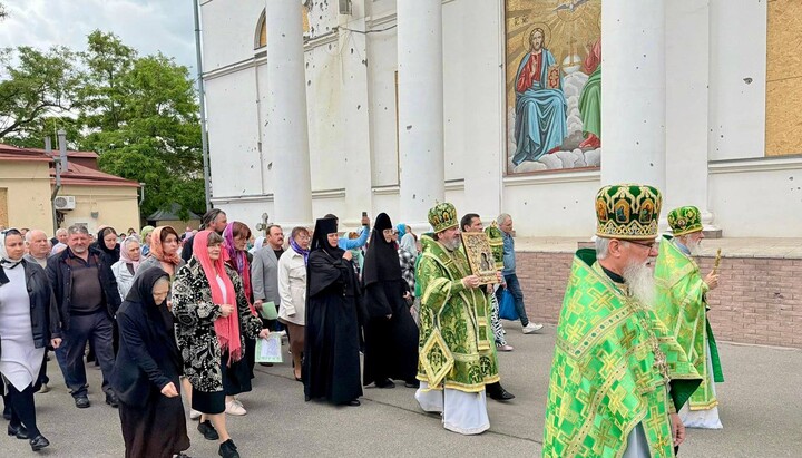 Хресна хода навколо Свято-Духівського собору в Херсоні. Фото: Херсонська єпархія