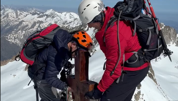 The installation of the cross on a Pyrenees summit. Photo: screenshot from roman76jose’s Instagram account
