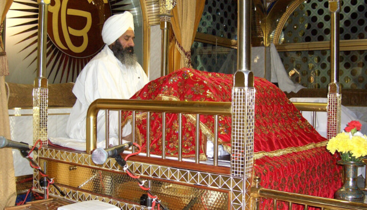 A Sikh reader reciting a passage from the Guru Granth Sahib. Photo: Creative Commons