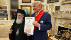 Патріарх Феофіл вручив Дональду Трампу найвищий орден Єрусалимської Церкви