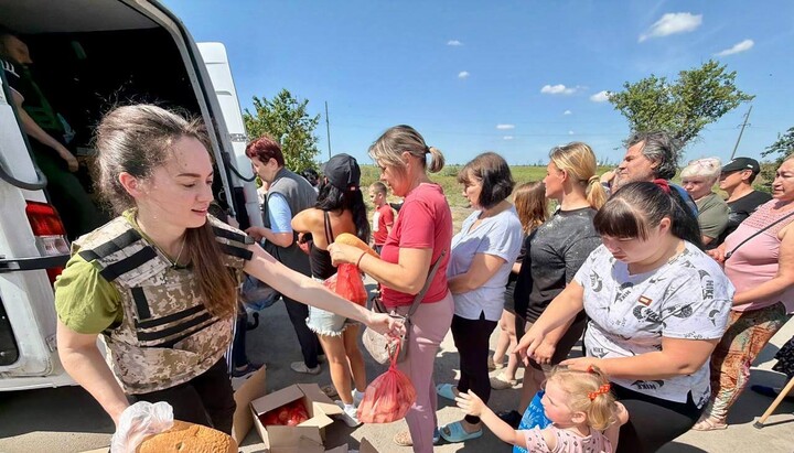 Волонтеры из Днепра раздают продукты и сладости детям Херсонщины. Фото: Херсонская епархия