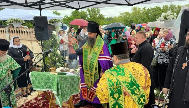Єпископ Кіцманський Іов освячує каплицю на кладовищі в селі Вартиківці. Фото: Фейсбук вірних Чернівецької єпархії