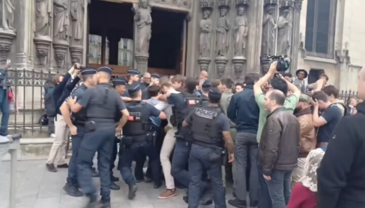 Разгон протестующих католиков у храма полицией. Фото: скриншот YouTube канала Néo Salva