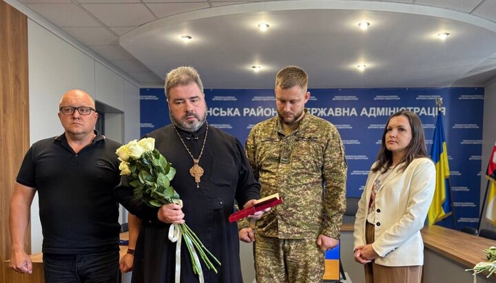 Протоієрей Олександр Максимюк з нагородою, посмертно присвоєною його сину-воїну. Фото: Рівненська єпархія