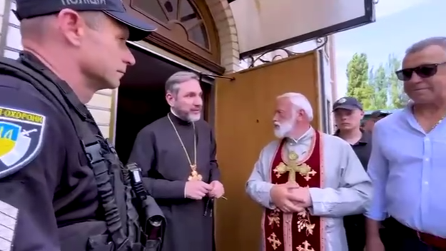Клірик ПЦУ Феодосій Овчарук заборонив громаді УПЦ молитися в захопленому соборі Кременчука. Фото: СПЖ