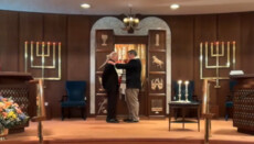 Catholic bishop receives “blessing” from rabbi in synagogue in USA