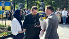 У Коростишеві священнику УПЦ вручили нагороду за загиблого сина-воїна