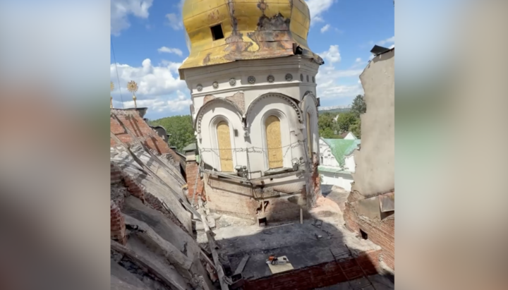Місце влучання БПЛА в дах собору. Фото: скриншот ФБ-каналу Тищенка
