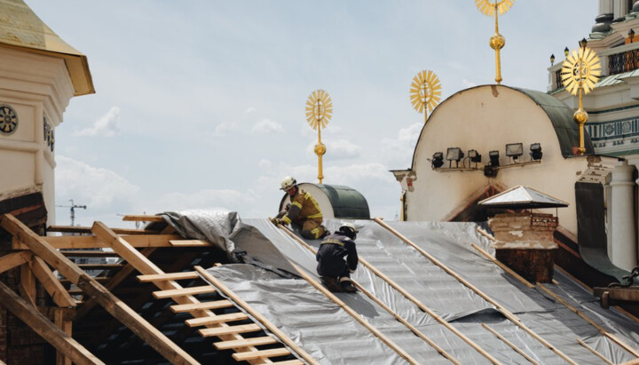 Відновлювальні роботи на покрівлі Успенського собору. Фото: «Суспільне. Київ»