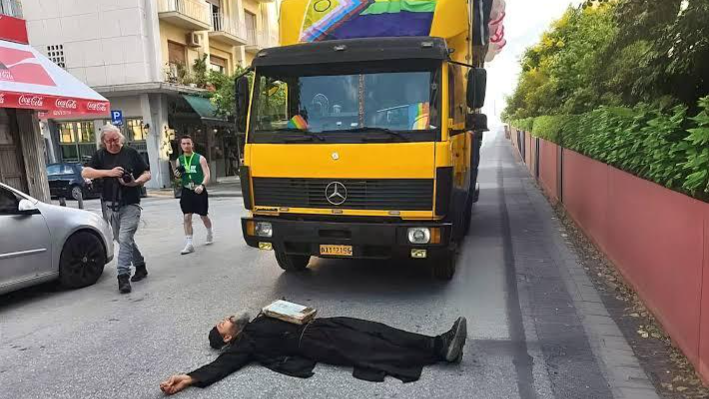 Ο πιστός ξάπλωσε μπροστά από μία από τις πλατφόρμες, αναγκάζοντάς την να σταματήσει. Φωτογραφία: Protothema
