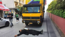 Στη Θεσσαλονίκη, ένας πιστός ξάπλωσε στο έδαφος μπροστά από το gay parade για να το σταματήσει