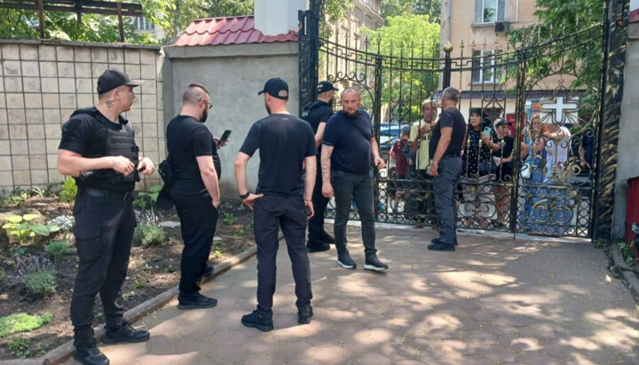 Невідомі намагаються проникнути до храму УПЦ в Одесі. Фото: Телеграм-канал Одеської єпархії