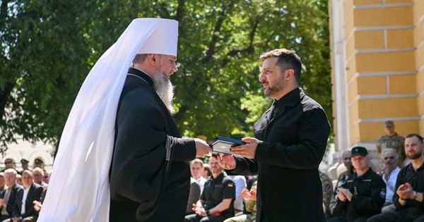 Зеленський нагороджує Думенка орденом. Фото: ПЦУ