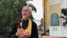 Священник біля Лаври: Випробування треба проходити з молитвою, а не ворожнечею