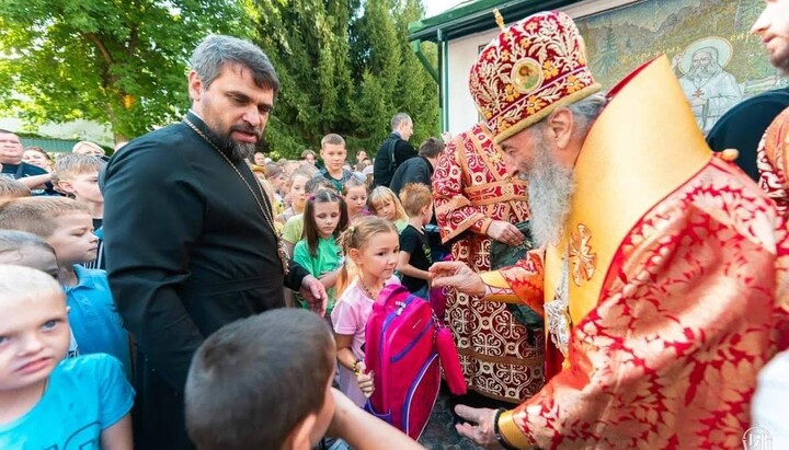 Блаженніший митрополит Онуфрій під час минулорічної акції «Рюкзачок милосердя». Фото: УПЦ