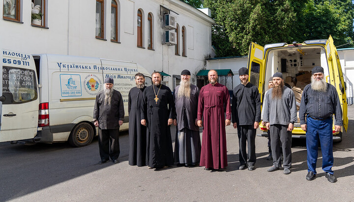 Священнослужители и волонтеры УПЦ доставили гуманитарную помощь в Святогорскую лавру. Фото: УПЦ