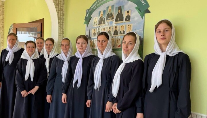 Воспитанницы регентского отделения при Зимненском монастыре. Фото: СПЖ.