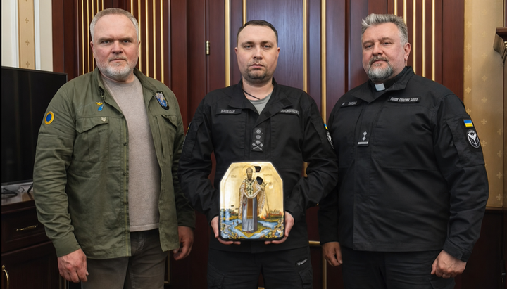 Budanov received an icon painted on an armor plate. Photo: Budanov's Facebook