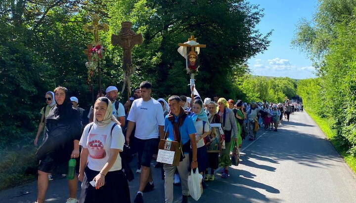 Православні буковинці йдуть хресною ходою до Іоанно-Богословського монастиря в селі Хрещатик. Фото: Фейсбук вірян УПЦ