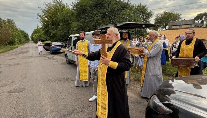 Автомобільний хресний хід у селах Рівненської області. Фото: Рівненська єпархія