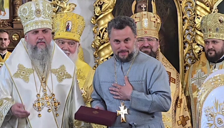 Думенко награждает Грищука. Фото: скриншот ФБ-страницы ПЦУ