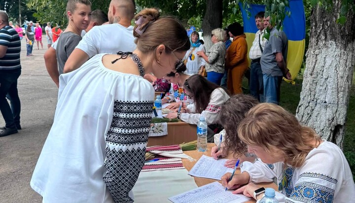 Рейдери ПЦУ збирають підписи у Плоскому. Фото: «Дозор»