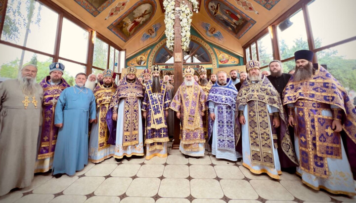 У Калинівці відбулася Літургія біля чудотворного Хреста. Фото: Вінницька єпархія
